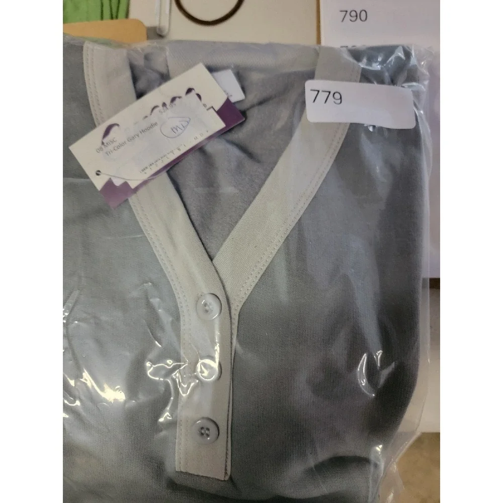 Tri-Color Gary Hoodie w/hood and long‎ sleeves Pull over Size Medium